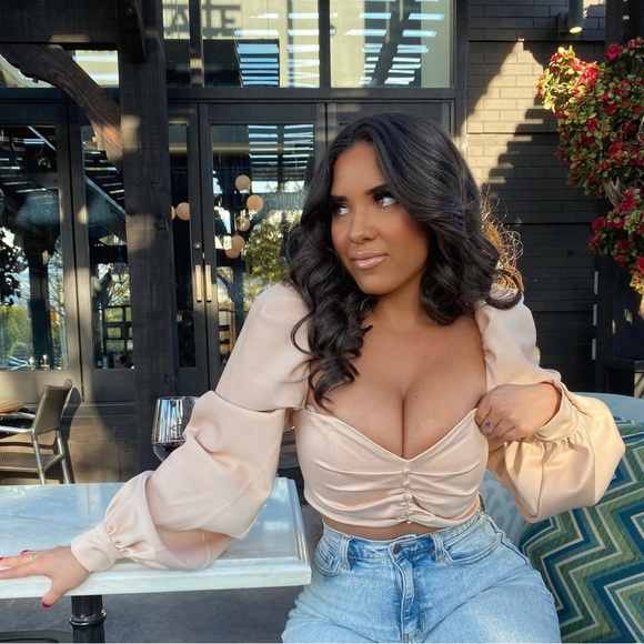 Worn once GORGEOUS cropped top in lux material size M - Picture 3 of 3